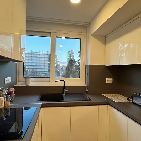 Luxurious * טיראנה